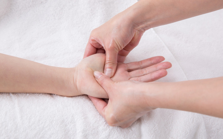 Masaż leczniczy – refleksoterapia rąk i przedramion Oświęcim [Adobe Stock]